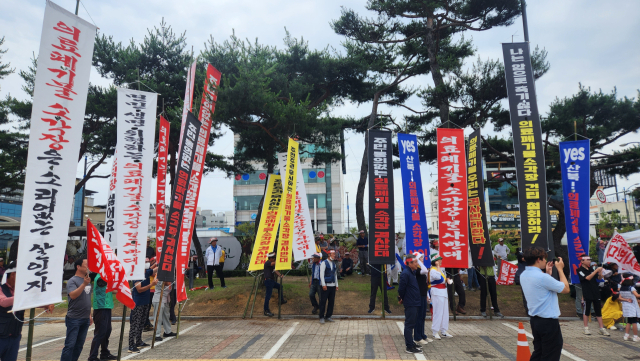 20일 오전 11시쯤 문경시청광장에서 의료폐기물소각장건립 반대 집회가 열리고 있다. 고도현 기자