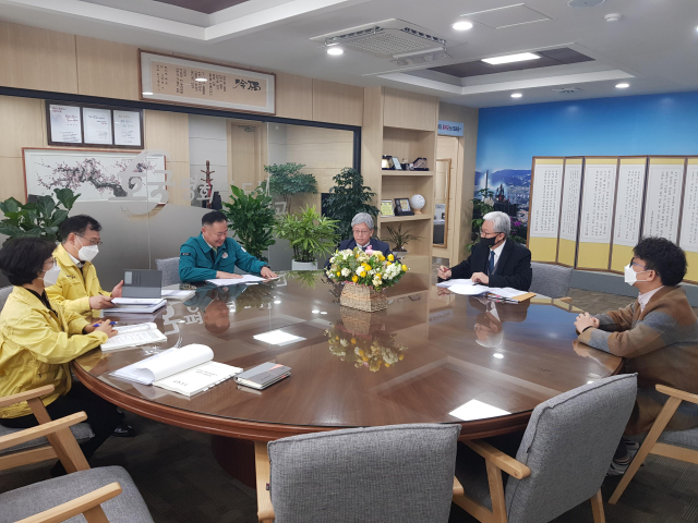 지난 2월 재난관리평가 항목 중 하나인 행안부 위원과 김재욱 칠곡군수와의 인터뷰 모습. 칠곡군 제공