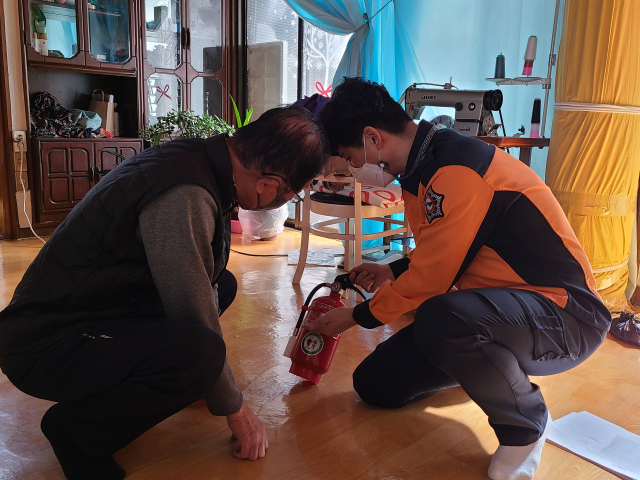 대구소방안전본부는 오는 8월말까지 화재 취약계층 가구에 주택용 소방시설을 중점 보급할 계획이라고 20일 밝혔다. 대구소방안전본부 제공
