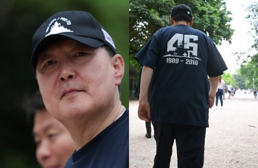 지난 6월 20일(현지시간) 국제박람회기구(BIE) 총회 참석차 프랑스를 방문 중인 윤석열 대통령이 천안함 티셔츠와 모자를 착용한 채 파리의 몽소 공원을 산책하고 있다. 연합뉴스