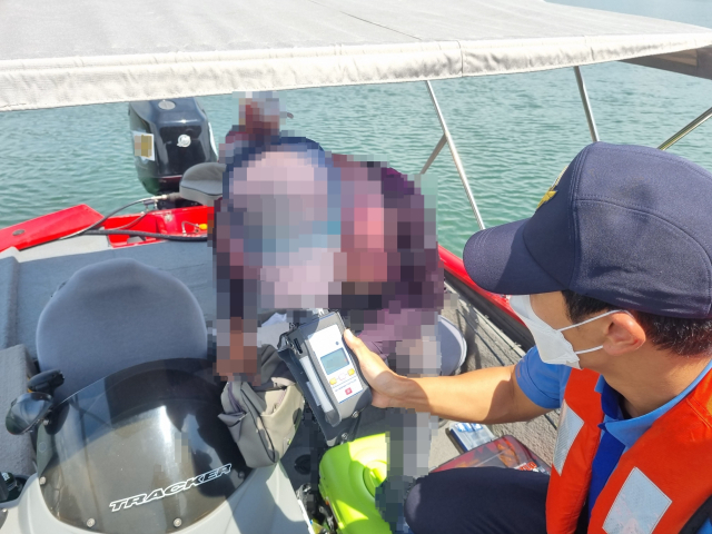 울진해경이 수상레저 위반행위 특별 단속을 실시하고 있다. 울진해경 제공