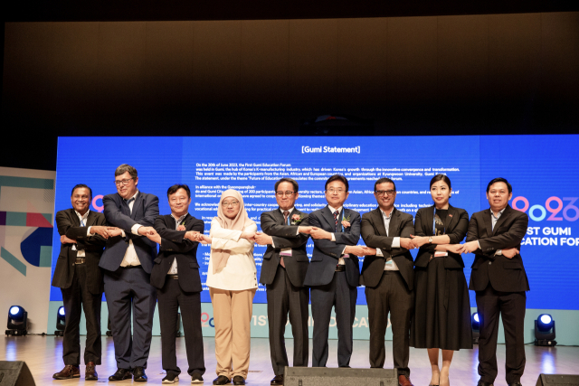 지난 20일 김동제(가운데) 경운대 총장이 이철우(오른쪽 네번째) 경북도지사 등 국내외 포럼 참가자들과 손을 잡고 기념촬영을 하고 있다. 경운대 제공