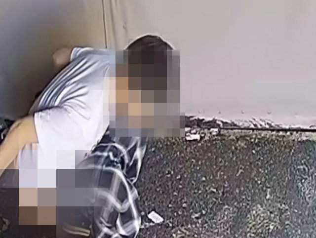 대낮에 버젓이 영업 중인 가게 앞에 대변을 누고 간 손님으로 인해 골머리를 앓고 있는 한 사장의 사연이 화제다. 아프니까 사장이다 캡처