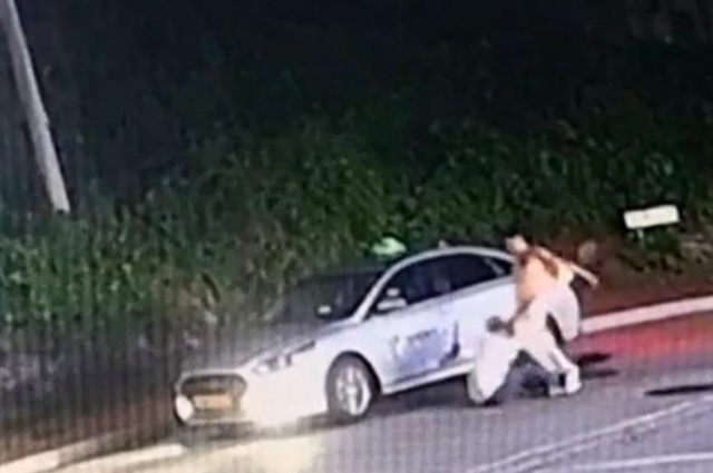 관사 주차장서 택시 기사 폭행하는 해군 부사관. 연합뉴스