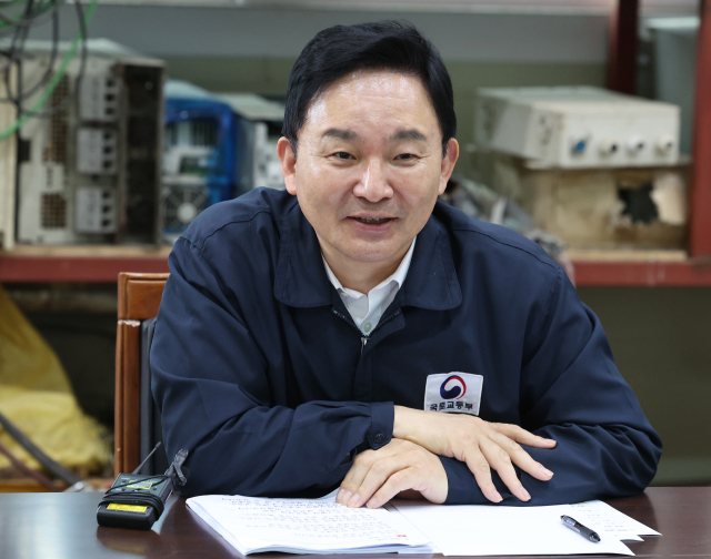 원희룡 국토교통부 장관이 20일 오후 경기도 용인시 처인구 대원타워렌탈에서 타워크레인 조종사 교육프로그램 현장을 살펴본 후 간담회에서 발언하고 있다. 연합뉴스