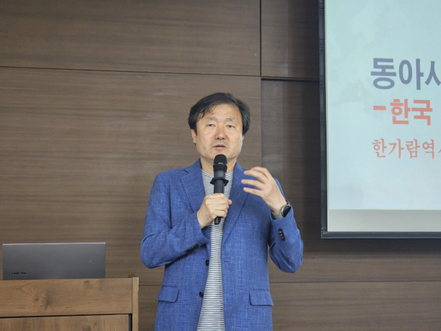 지난 20일 오후 포스코국제관에서 이덕일 한가람역사문화연구소장이 매일신문 CEO포럼 제7기 11주 차 강연을 하고 있다. 신동우 기자