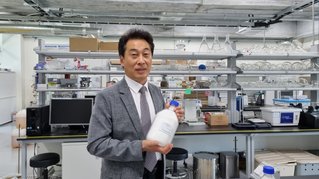 지난 16일 경북 안동공장에서 만난 함정엽 네오켄바이오 대표가 헴프에서 생산한 원료 CBD를 설명하고 있다. 채원영 기자