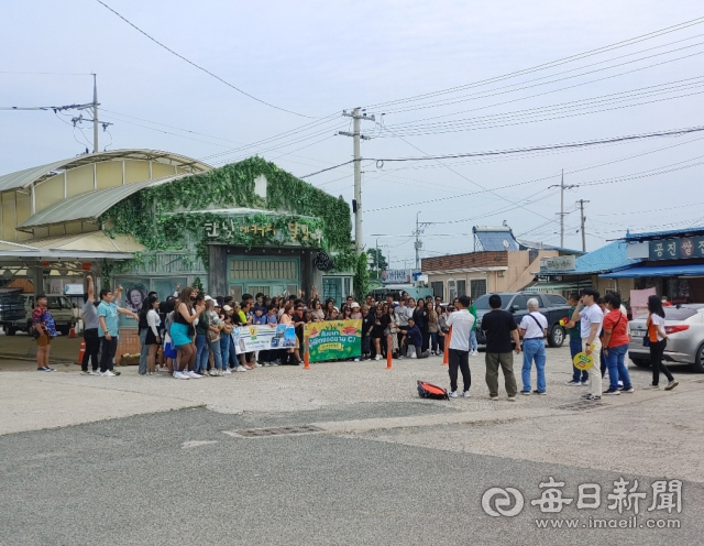 지난 20일 포항시 북구 청하면을 찾은 해외 단체관광객들이 드라마 '갯마을차차차' 촬영 세트장 앞에서 기념촬영을 하고 있다. 포항시 제공