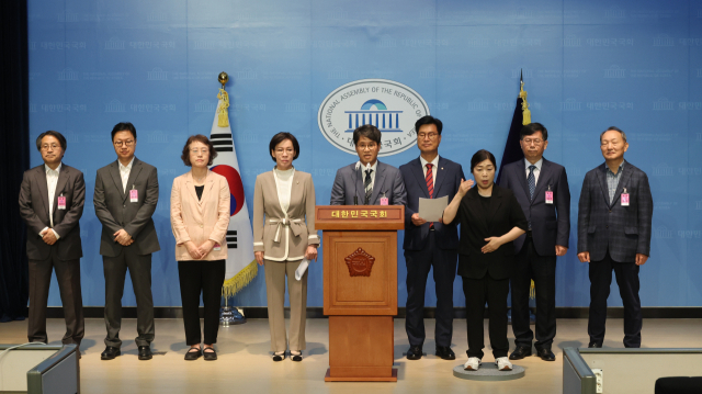 한국방사성폐기물학회 부회장인 윤종일 한국과학기술원(KAIST) 원자력 및 양자공학과 교수가 21일 오전 국회에서 국민의힘 이인선, 김영식 의원 등이 참석한 고준위방사선폐기물 특별법 제정 촉구 기자회견에서 발언하고 있다. 연합뉴스