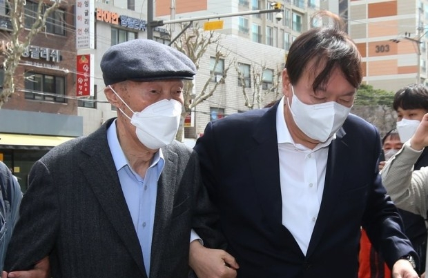 4·7 서울시장 보궐선거 사전투표 첫날이었던 지난 2021년 4월 2일 당시 윤석열 검찰총장(현 대통령)이 부친 윤기중 연세대 명예교수와 함께 서울 서대문구 남가좌1동 주민센터에 마련된 사전투표소로 들어가고 있다. 연합뉴스