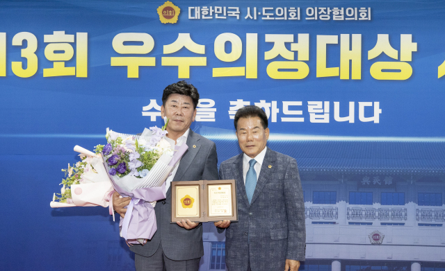 정한석(왼쪽) 경북도의원.