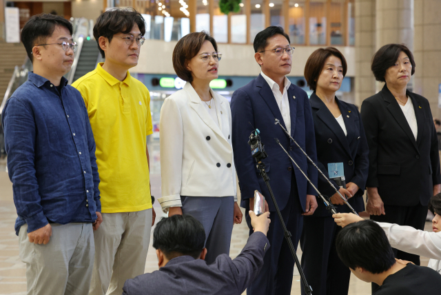 정의당 강은미 후쿠시마 오염수 저지 TF 단장이 22일 오전 서울 강서구 김포국제공항을 통해 일본으로 출국하기 전 입장을 밝히고 있다. 왼쪽 세번째부터 정의당 강 TF 단장, 배진교 원내대표, 이은주 원내수석부대표. 연합뉴스