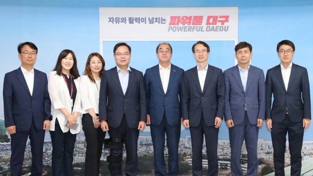 김학홍 경북도 행정부지사와 김종한 대구시 행정부시장, 이상현 군위 부군수는 22일 대구시 동인청사에서 군위군 대구 편입을 위한 상생·화합 간담회를 열어 그간 합의사항을 정리하고 향후 협력방안을 논의했다. 경북도 제공