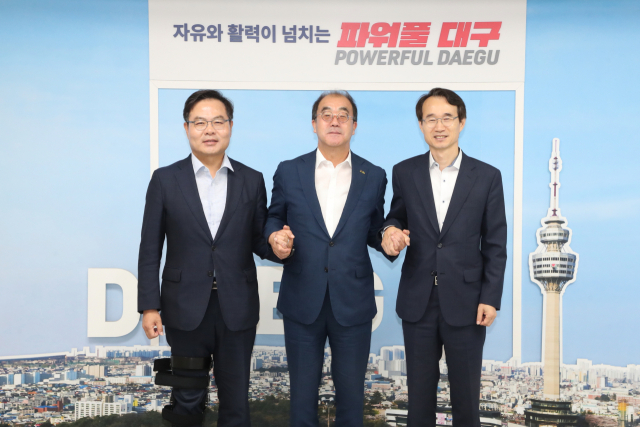 김학홍 경북도 행정부지사와 김종한 대구시 행정부시장, 이상현 군위 부군수는 22일 대구시 동인청사에서 군위군 대구 편입을 위한 상생·화합 간담회를 열어 그간 합의사항을 정리하고 향후 협력방안을 논의했다. 경북도 제공