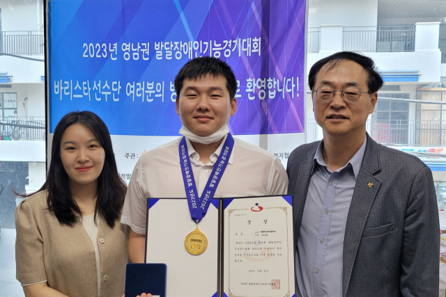 류규열(오른쪽) 한국장애인고용공단 경북지사장이 바리스타 직종에서 금메달을 딴 유진수 씨와 기념촬영을 하고 있다. 한국장애인고용공단 경북지사 제공