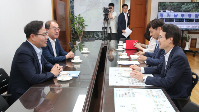 김종한 대구시 행정부시장과 김학홍 경북도 행정부지사, 이상현 군위군 부군수 등은 22일 대구시청 동인청사에서 간담회를 열고 군위군의 대구 편입 이후 상생 협력 방안을 논의했다. 대구시 제공.
