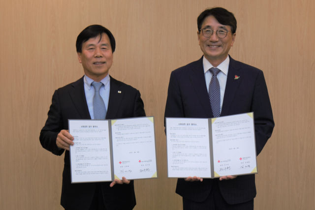 전우헌(오른쪽) 경북사회복지공동모금회 회장과 김재왕 대한적십자사 경북지사 회장이 지난 20일 경북모금회 회의실에서 