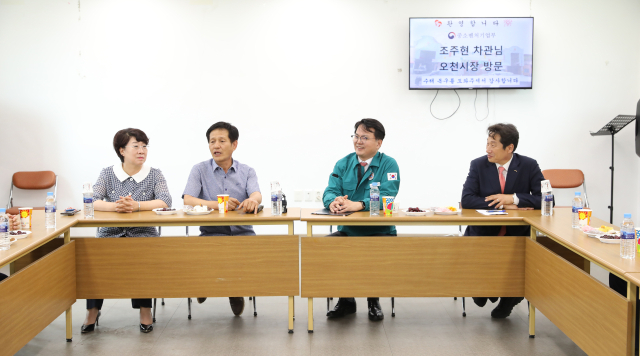 조주현 중소벤처기업부 차관이 22일 경북 포항시 오천시장을 방문해 피해복구 현황과 수해 대비 상황을 점검하고 있다. 왼쪽부터 이달희 경상북도 경제부지사, 안병환 오천시장 상인회장, 조주현 중소벤처기업부 차관, 김남일 포항시 부시장. 연합뉴스