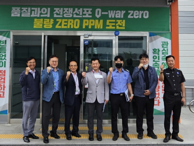 이소면(가운데) 구미세관장이 구미산단 월덱스에서 회사 관계자들과 기념 촬영을 하고 있다. 구미세관 제공