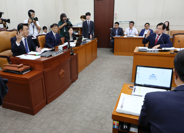 22일 국회에서 열린 행정안전위원회 전체회의에서 김교흥 위원장이 이만희 여당 간사와 이태원 참사 특별법 처리를 두고 언쟁을 벌이고 있다. 연합뉴스
