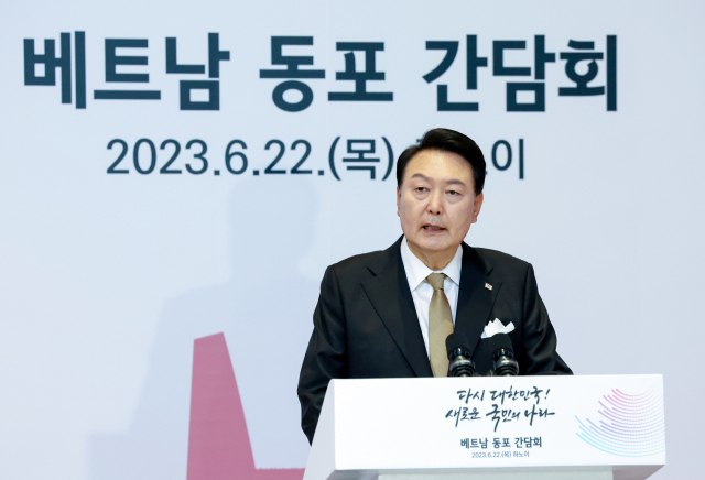 윤석열 대통령이 22일 하노이 한 호텔에서 열린 베트남 동포 오찬 간담회에서 격려사를 하고 있다. 연합뉴스