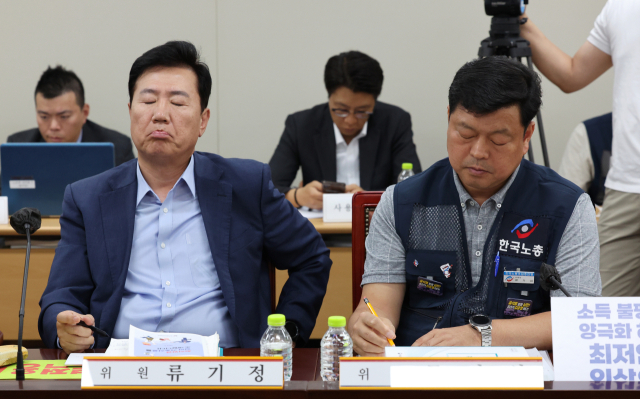 22일 오후 세종시 정부세종청사 최저임금위원회 회의실에서 열린 제7차 전원회의에서 사용자위원인 류기정 한국경영자총협회 전무(왼쪽)와 근로자위원인 류기섭 한국노총 사무총장이 자리하고 있다. 연합뉴스
