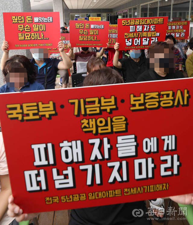 21일 오후 대구 달성군 유가읍의 한 공공임대주택 입주민 회의실 앞에서 