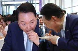 [화보] 尹, 베트남서 김치반미·떡볶이 맛보고 