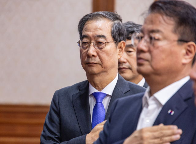 한덕수 국무총리와 국무위원들이 20일 오전 서울 종로구 정부서울청사에서 열린 국무회의에 참석해 국기에 경례하고 있다. 연합뉴스