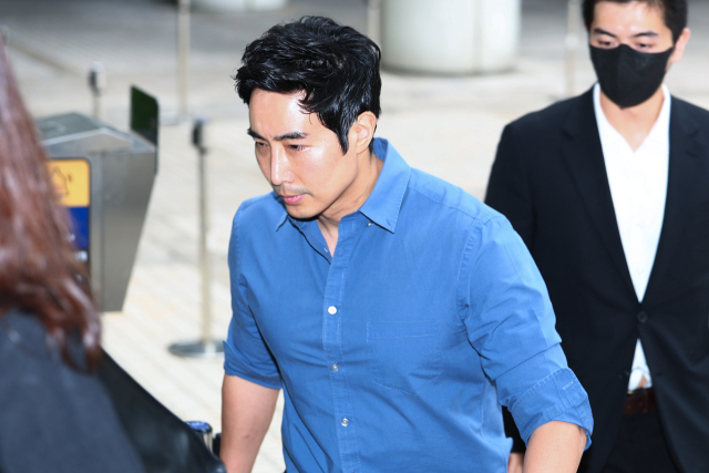 우크라이나 전쟁 참전 관련 여권법 위반 혐의로 기소된 이근 전 대위가 12일 오후 서울 서초구 서울중앙지방법원에서 열린 1심 속행공판에 출석하기 위해 법정으로 향하고 있다. 연합뉴스