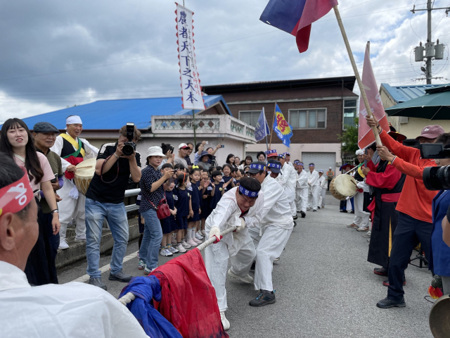 22일 단오절(음 5월 5일)을 맞아 수백 년간 이어온 김천시 대항면 용복리와 신평리 마을간의 줄다리기 행사가 두 마을의 경계 지점인 용평교에서 재현됐다. 김천시 제공