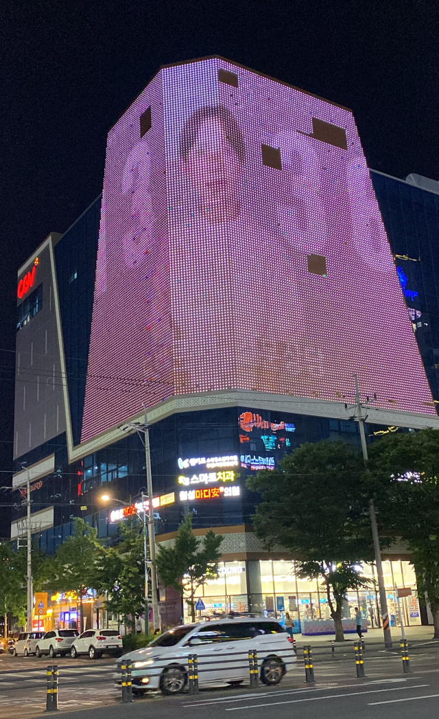 대구도박문제예방치유센터(센터장 유승훈)는 외벽 LED 광고, 대구지하철 영상 표출 등을 통해 청소년 도박문제 예방활동을 강화하고 있다. 사진은 6월부터 이래타워 빌딩(CGV 대구월성) 외벽 LED 광고 판에 나오는 
