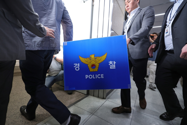 23일 오전 대구경찰청이 홍준표 대구시장에 대한 공직선거법 위반 고발 사건과 관련해 대구시 동인청사를 압수수색하고 압수 자료를 가지고 대구시청을 나서고 있다. 김영진 기자 kyjmaeil@imaei.com