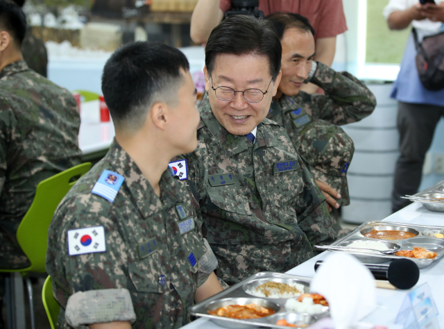 더불어민주당 이재명 대표가 23일 강릉산불 당시 진압 지원에 나섰던 공군 제18전투비행단을 방문, 점심 식사에 앞서 함박웃음을 짓고 있다. 연합뉴스