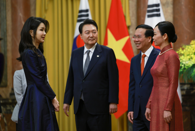 베트남을 국빈 방문 중인 윤석열 대통령과 김건희 여사가 23일 하노이 주석궁에서 보 반 트엉 베트남 국가주석, 판 티 타잉 떰 여사와 담소를 나누고 있다. 연합뉴스