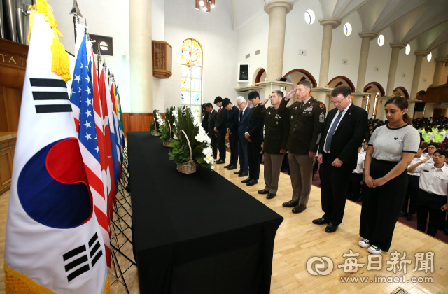 계명대 총학생회가 6.25전쟁 73주년을 맞아 추념행사를 가지고 16개국 참전국 국기에 헌화와 묵념을 하며 희생자들을 추모하고 있다. 계명대 제공