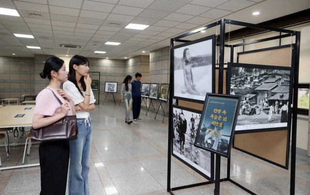 계명대가 6.25전쟁 73주년을 맞아 추념행사로 연 한국전쟁 사진전을 학생들이 둘러보고 있다. 계명대 제공
