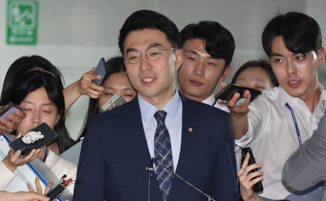 가상자산 논란으로 민주당을 탈당한 김남국 의원이 15일 저녁 국회에서 열린 윤리특별위원회 윤리심사자문위원회에 출석하고 있다. 연합뉴스