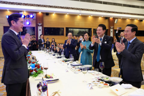 하노이에서 생일 맞은 이재용 회장…한·베트남 정상 깜짝 생일 축하