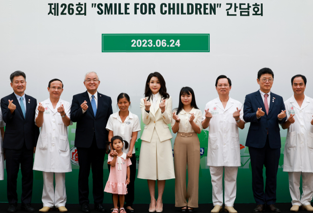베트남을 국빈 방문 중인 김건희 여사가 24일(현지시간) 경제적으로 어려운 얼굴기형 어린이를 위한 의료단체인 
