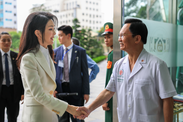 베트남을 국빈 방문 중인 김건희 여사가 24일(현지시간) 경제적으로 어려운 얼굴기형 어린이를 위한 의료단체인 