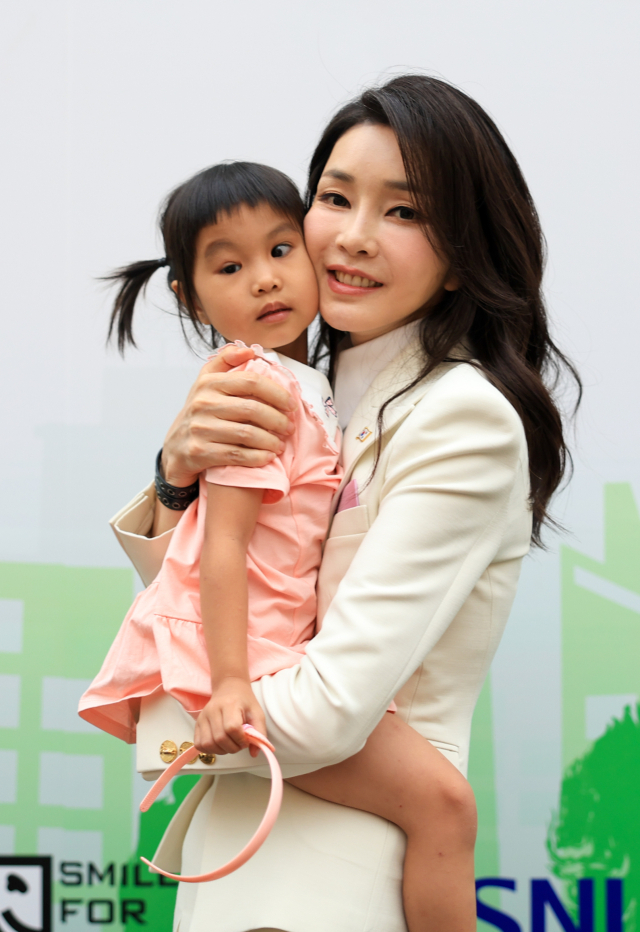 베트남을 국빈 방문 중인 김건희 여사가 24일(현지시간) 경제적으로 어려운 얼굴기형 어린이를 위한 의료단체인 