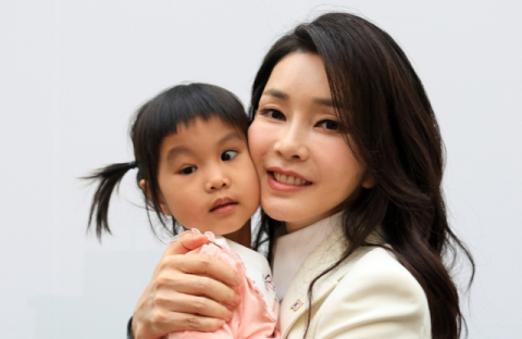 [화보] 김건희 여사, 베트남서도 어린이 환자 안았다
