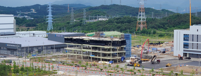 구미 하이테크밸리 국가산단 전망대에서 바라본 모습. 반도체 및 2차전지 등 첨단 기업들의 신축 공사가 진행되고 있으며, 이미 공사를 완료하고 가동 중인 기업도 많다. 매일신문DB