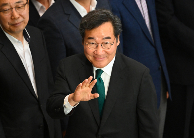 더불어민주당 이낙연 전 대표가 1년간의 미국 유학 생활을 마친 뒤 24일 오후 인천국제공항을 통해 귀국한 뒤 지지자들을 향해 인사하고 있다. 연합뉴스