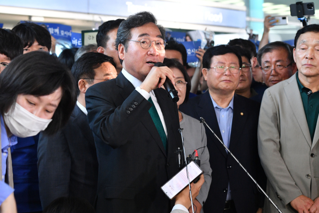 더불어민주당 이낙연 전 대표가 1년간의 미국 유학 생활을 마친 뒤 24일 오후 인천국제공항을 통해 귀국한 뒤 지지자들을 향해 발언하고 있다. 연합뉴스