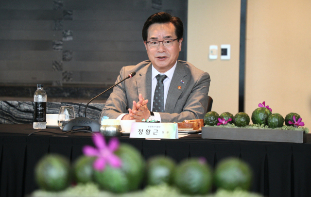정황근 농림축산식품부 장관이 8일 서울 종로구 포시즌스호텔에서 열린 한국소비자단체 회장단과의 오찬 간담회에 참석해 발언하고 있다. 연합뉴스