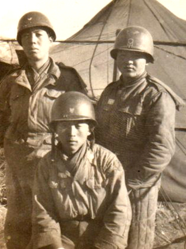 전쟁 가운데 어렵사리 촬영했다는 사진으로, 세 사람 중 가운데 사람이 이천광 씨. 박기수 씨 제공.