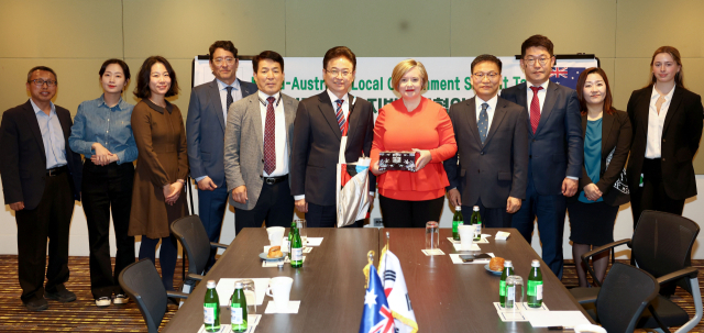 이철우 경북도지사와 호주 방문단은 지난 23일(현지시간) 뉴사우스웨일즈주(NSW) 하원의장, 시드니 시장, 지방정부협의회장을 연이어 만나 지방정부 간 상호 교류와 신규 교류 협력 사업을 논의하며 지방외교를 이어갔다. 린다 스콧(사진 가운데) 호주 지방정부협의회장과과 만난 모습. 경북도 제공