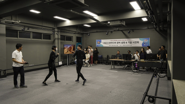 경일대가 Vicon 카메라와 Unreal 소프트웨어를 활용해 리얼타임 모션캡쳐 및 레코딩 기술을 선보이고 있다. 경일대 제공